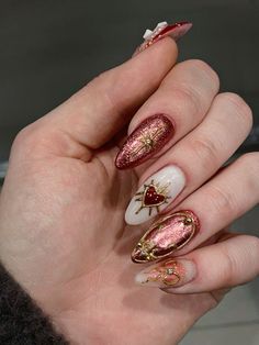 Red Gold Nails Ideas, Red And Gold Heart Nails, Gold Chrome Heart Nails, Red Nails With Gold Chrome, Dark Red Nails With Gold Design, Color Nails For Dark Skin, Nail Charms Designs, Red White Gold Nails, Red Nails With Charms