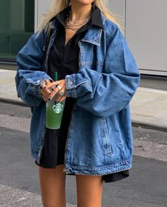 Oversized Jacket Jeans Outfit, Denim Jacket Shorts Outfit, 2023 Jean Jacket, Womens Cool Outfits, 20 Year Old Outfits College, Jean Jacket Outfits 2023, Vintage Jeans Jacket Outfit, Fall Fits Aesthetic 2023, Fall Street Chic Outfits