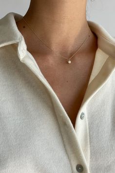 The Baby Pearl Necklace Simple Gold And Pearl Necklace, Bride Choker Necklace, Necklace With Strapless Wedding Dress, Perl Neckles Simple, Minimalist Pearl Necklace, Pearl Necklace Wedding Dress, Pearl Necklace Dress, Pearl Necklace Aesthetic, Chain Outfit