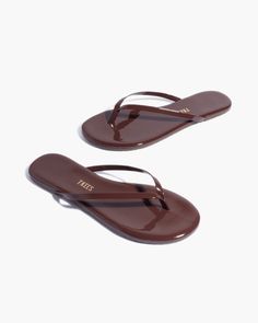 Classy Flip Flops, Soft Summer Shoes, French Sandals, Vacation Heels, Outfits With Sandals, Cute Summer Shoes, Classy Sandals, Designer Flip Flops, Dinner Fits