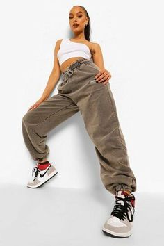 NWT Boohoo Jogger Pants Size: medium 100% cotton Waist: 26" Inseam: 30" Outseam: 40" Leg opening: 4.5" Front rise: 13.5" I combine shipping :) simply add items to your cart and request for an invoice with combined shipping Pants Photoshoot, Joggers Grey, Soft Sweatpants, Athleisure Style, Winter Apparel, Women Jogger Pants, Autumn 2022, Travel Summer, Sweatshirt Fabric