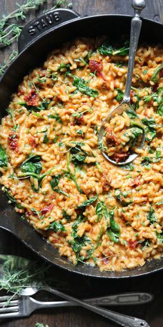 30-Minute Sun-Dried Tomato and Spinach Risotto in a cast-iron skillet. Meals With Risotto, Stuffed Chicken Side Dishes, Rissoto Chicken Recipes, Risotto And Steak, Risotto Recipes Sausage, Sun Dried Tomato Rice, Steak And Risotto, Gluten Free Risotto Recipes, Sausage Risotto Recipes