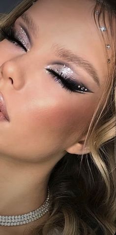 Silver Makeup Natural, Sliver Makeup, Pole Outfits, Metallic Smokey Eye, Fix Makeup