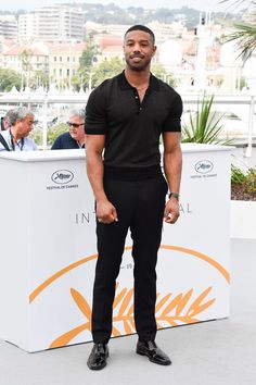 Michael B. Jordan, montre Piaget Black Mens Clothing Styles, Business Casual Black Men, Michael B Jordan Style, Men Date Night Outfit, Mens Business Casual Outfits