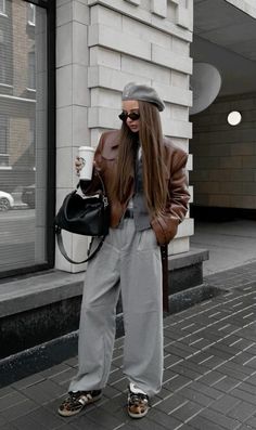 Beige Wide Jeans Outfit, Brown And Blue Outfit, Unique Fall Fashion, Beret Outfit, Shirt Styling, Tops Fall Outfits, Wide Leg Pants Outfit, Samba Outfit, Fashion Trend Forecast