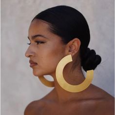 Mirror Geometric Acrylic Oversize Gold Earrings. Style Année 80, Minimalistic Earrings, Oversized Hoop Earrings, Oversized Earrings, African Earrings, Earring Trends, Trendy Earrings, Custom Earrings, Large Hoop Earrings