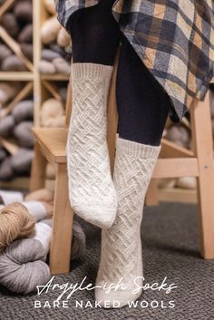 White knitted socks featuring criss-cross motifs, showcasing intricate and stylish patterns Pumpkin Vibes, Knitting Things, Skirt Trousers, Better Breakfast, Wool Fashion, The Knitter, Flat Photo, Winter Cottage, Sock Knitting