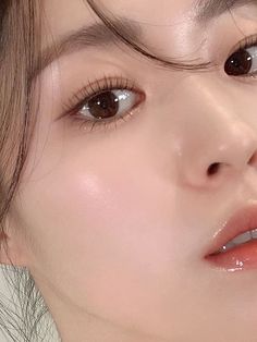 natural Korean eye makeup look Korean Cat Eyeliner, Makeup Looks Korean Natural, Makeup Korean Look Natural, Korean Simple Makeup, Korea Makeup Look, Natural Korean Makeup, Korean Eyeliner, Korean Natural Makeup, Kpop Makeup