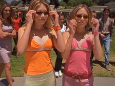 Lace Cami Y2k, Ashley Outfits, Ashley Mary Kate Olsen, Mary Kate And Ashley, Olsen Twins Style, Zoey 101, Cami Outfit, 2000s Outfit, 2000s Fashion Trends