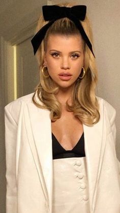 Blonde hair and black velvet bow hair style. 60s Bow Hair, Big Hair Bow Hairstyles, Giant Bow Hairstyle, Holiday Bow Hairstyle, Oversized Bow Hair, Hair Half Up Half Down With Bow, Big Bow In Hair, Holiday Hairstyles With Bow, Large Bow Hairstyle