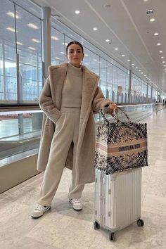 30+ Comfy Chic Fall Winter Airport Outfit Ideas to Elevate Your Travel Cute Travel Outfits Winter, Travel Outfits Winter, Chic Travel Outfit, Comfy Airport Outfit, Cute Travel Outfits