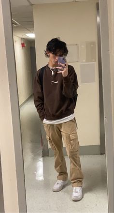 Brown Crewneck Outfit Men, Cool Fits Men, How To Style Cargo Pants Men, Casual Fits For Men, Khaki Cargo Pants Outfit Men, Aesthetic Fits Men, Brown Cargo Pants Outfit Men, Men’s Cargo Pants Outfit, Nike Crewneck Outfit