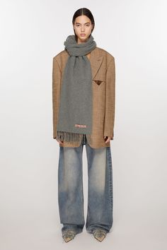 Fringed scarf is detailed with a pink Acne Studios label and crafted from midweight cashmere. FN-UX-SCAR000152 Acne Studio, Scarf Outfit, Fringe Scarf, Printed Trousers, Cashmere Scarf, Wool Scarf, Tailored Trousers, Leather Slip Ons, Scarf Styles