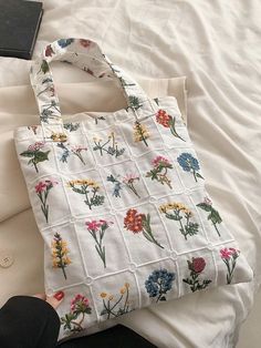 Flower Embroidered Tote Bag, Pretty Sewing Projects, Embroidery On A Bag, Linen Sewing Projects, Floral Clothes Women, Tote Bag Embroidery Ideas, Things To Embroider, Tote Bag Inspiration, Sew Flowers