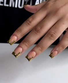 Gold Chrome French Tip Nails Square, Gold Metallic Nails Design, Short Nails With Gold Design, Gold Nails Inspo Aesthetic, Short Golden Nails, Short Gold Chrome Nails, Gold Nails Medium Length, French Tip Acrylic Nails Gold, Gold Nail Designs Acrylic