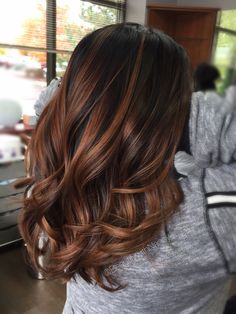 Wine Hair Color Balayage, Cooper Balayage Brunettes, Balayage Hair Caramel, Rambut Brunette, Wine Hair, Brunette Hair With Highlights, Dye Hair, Big Curls