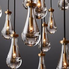 a bunch of light bulbs hanging from a ceiling