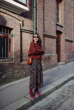 Passion gros pull + jupe ou robe en hiver - The Brunette Big Sweater, Winter Outfits 2020, Dress In, Dress Winter, Trendy Skirts, Winter Skirt, Look Vintage