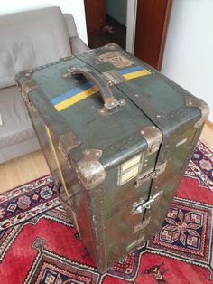 an old suitcase sitting on top of a rug