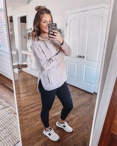 Casual Friday Leggings Outfit, Athletic Leggings Outfit, Walking Fits, Athleisure Mom, Leggings Outfit Spring, Mom Outfits Fall, Women Leggings Outfits, Leggings Outfit Winter, Leggings Outfit Casual