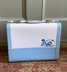 "Suitcase exterior is in great vintage condition with minor scuffs. Interior needs help. Great retro luggage  Measures approximately 15 1/2\" wide x 12 1/4\" high x 6\" deep at bottom and 5\" deep at top" Trunk Suitcase, Retro Luggage, Vintage Trunk, Vintage Suitcases, Merch Ideas, Vintage Suitcase, Vintage Luggage, Suitcase Traveling, Vintage Vinyl