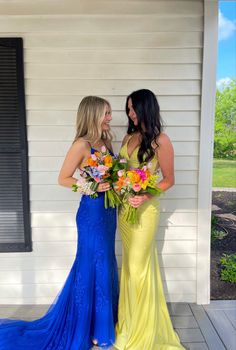 Prom Picture Poses For Girlfriends, 2 Person Prom Poses, Prom Photos 2 Friends, 2 People Prom Poses, Prom Getting Ready Pics, Prom Pictures For Friends, Prom Poses Two Friends, Prom Pics With Best Friend, Prom Picture Poses Best Friends