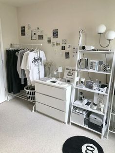 Room Inspo Minimalist Black White, Organize Room Bedroom, White And Black Room Aesthetic, Bedroom Aesthetic Black And White, Small Room Organization Bedroom, Acubi Bedroom, Small One Bedroom Apartment Ideas, Room Inspo Clean, Small Room Aesthetic