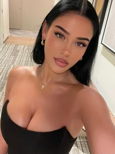 All Black Outfit Makeup, Super Model Makeup, Makeup Looks Light Skin, Classy Cozy Outfits, Makeup With No Lashes, Gentle Makeup, Makeup Inspo Natural Glam, Makeup Looks For Photoshoot, 90s Latina Aesthetic Makeup