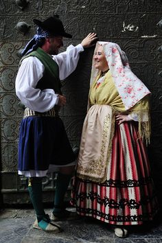 Couple dresed up with traditional costume from Murcia (Spain)  Photo: Joaquín Zamora Murcia Spain, Ukrainian Clothing, Costumes Around The World, Native Dress, Folk Clothing, Married Woman, Traditional Clothing