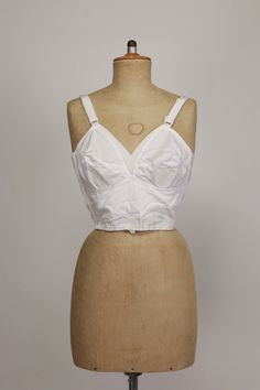 "➸ Description: Beautiful bustier/ cone bra by Gothic and Cortex Licence. White cottons, velvet straps, 2 hook rows, flower appliquös on the breast. Condition: Excellent ➸Measurements: Bust 44cm-46cm / Waist 36-38cm / Length circa 39cm Straps are fully adjustable Visit my instagram @bazvintage Note: - You are welcome to contact me and ask me anything - I sell vintage and antique pre-owned pieces that are mostly showing a normal amount of wear even if marked as \"in excellent condition\". But I t Halter Evening Dress, Cone Bra, Floral Bustier, Rayon Dress, Gorgeous Shoes, White Cotton, Two Piece Skirt Set, Bra, Velvet