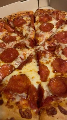 Pepperoni Pizza. Delicious Pinterest Food Ideas, Food That Looks Good, Pizza Slice Aesthetic, Creative Pizza, Pizza Dinner, I Want Food, Cheap Meal Ideas, Eating Pizza, Pizza Burgers