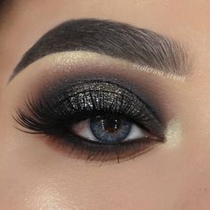 Grey Eye Makeup, Makijaż Smokey Eye, Fashion And Beauty Tips, Gray Eyes, Eye Makeup Tips, Lip Art, Smokey Eye Makeup, Makeup Eyeliner, Smokey Eye