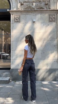 Laid Back Going Out Outfits, End Of Summer Going Out Outfits, Women’s Summer Streetwear, Casual Lunch Date Outfit Summer, Cargo School Outfit, Layering Basics Outfit, Las Angeles Outfits, 60 70 Degree Weather Outfit, Athletic Clothes Aesthetic