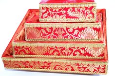 Shaugn Tray-Gifting baskets - set of 4- Viyaah- Wedding invitation  Gifting baskets - Indian gift baskets for all your wedding gifts These elegant baskets are decorated with Brocket and organza with a beautiful gold or Silver gotta along the sides. The organza around the top of the baskets can be tied and presented with all your traditional sweets - gifts - Clothing items or which accessories you may choose.  Luxury brocket gift baskets available as set of 4  Available in five colours - Ivory - Luxury Fusion Style Chandbalis As Gift, Haldi Accessories, Diwali Hampers, Baskets Christmas, Nikah Decor, Christmas Hampers, Gift Tray, Wedding Gifts Packaging, Indian Gifts