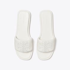 The classic sport slide, streamlined and refined. A trim band, padded in soft leather. A slim cushioned sole for comfort and flexibility. Finished with a Double T, stitched and framed in leather. Tory Burch Sandals White, Classy Slides, Sandal Slides, Statement Sandals, Soft Sandals, Lake Girl, Shoe Wishlist, Tory Burch Sandals, Cruise Outfits