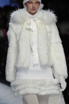 Chanel Winter Outfits, Yuki Rurikawa, Fur Aesthetic, Chanel Winter, 90s Fashion Runway, Vintage 2000s Aesthetic, Trending Clothes, The Cardigans