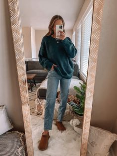 Comfy Knit Sweater, Fall Outfits Knit Sweaters, Waffle Knit Sweater Outfit, Madison Mealy Outfits, Waffle Sweater Outfit, Outfits With Knitted Sweaters, Oversized Sweater And Jeans Outfit, Cute Sweater And Jeans Outfits, Fall Oversized Sweater Outfits