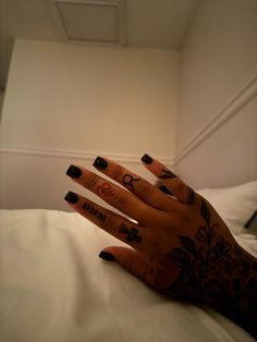 Highschool Hairstyles, Nail Barbie, Cute Black Nails, Cute Hand Tattoos, Pretty Hand Tattoos, Tattoos For Black Skin, Pretty Tattoos For Women, Dope Tattoos For Women