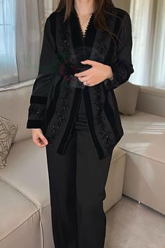 Moroccan Outfit, Black Tweed Jacket, Algerian Clothing, Stylish Outfits Casual, Moroccan Clothing, Satin Formal Dress, Moroccan Fashion, Moroccan Dress, Moroccan Caftan