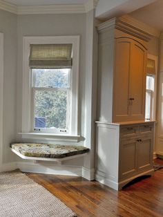 an empty living room with wood floors and white walls on the windowsill is shown