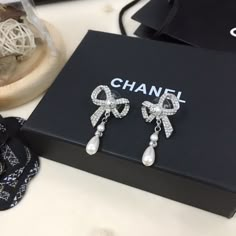 PRODUCT��DETAILS Includes Shipping bags, dustbag sleeper, care manual, booklet, tag.Material: 14k white gold over stainless steel Replica Jewelry, Silver Pearl Earrings, Luxury Earrings, Girly Accessories, Classy Jewelry, Expensive Jewelry, Holiday Earring, Chanel Jewelry, Fancy Jewelry