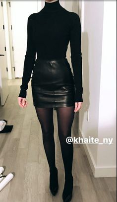 Black Leather Skirts Mini Outfit, Black Dress With Pantyhose Outfits, Short Black Leather Skirt Outfit, Leather Skirt Winter Outfit, Short Leather Skirt Outfit, Leather Skirt Outfit Winter, Black Leather Skirt Outfit, Outfit Botas, Short Leather Skirts