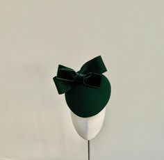 A truly elegant dark green fascinator with bow detail. This beautiful percher style hat has been made from wool felt in a rich shade of deep bottle green. Simple in style, it features a double bow - one in matching wool felt, and the other in stunning dark green velvet. This headpiece measures 20cm front to back and 17cm side to side. It is fitted with a fine elastic in a colour to blend in with your own hair colour that sits to the back of the head and underneath the hairline and would be total Green Fascinator Hat, Felt Fascinator, Green Fascinator, Royal Clothes, Dark Hunter, Ascot Hats, Green Accessories, Double Bow, Vintage Mode