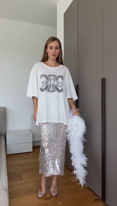 White Sequin Skirt Outfit, Cool Party Outfit, White Sequin Skirt, Closet Outfits, Confetti Tour, Concert Outfit Inspo, Outfit Concert, Europe 2024, Midaxi Skirt