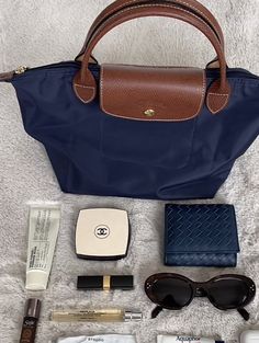 Whats In My Longchamp, Noir Clothing, Longchamp Bag Outfit, Longchamp Outfit, Longchamp Tote Bag, Everyday Bag Essentials, Longchamp Tote, Navy Girl