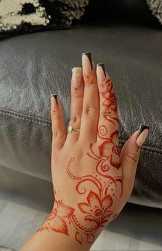 #henna #hennainspire #hennalove #hennainspiration #hennamehndidesign #redhenna #cuteness Henna Design Traditional, Hena Ideas Hand, Henna Designs Ideas, Henna With Flowers, Cute Henna Designs Hands Beautiful, Hannah On Hand, Foot Henna Tattoos, Henna And Nails, Hibiscus Henna Designs