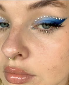 Dark Eyeshadow Looks For Blue Eyes, Blue Cat Eye Makeup, Euphoria Makeup Blue, Cheer Comp Makeup, Midnights Makeup, Cheerleader Makeup, Cabello Aesthetic, Mom Makeup, Cheer Makeup