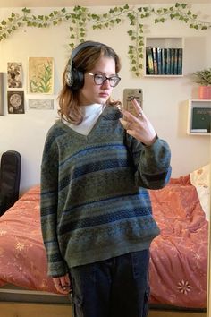 inspo inspiration fashion fit outfit ootd tenue automne autumn fall idea idée old grandpa grandad sweater cozy aesthetic green headphone’s mirror selfie cottagecore goblincore pull jumper christmas Grandpa Outfit Aesthetic, Grandpa Aesthetic Outfit, Grandpa Sweater Aesthetic, Grandpa Sweater Outfit, Grandpa Aesthetic, Grandpa Outfit, Grandad Sweater, New Look Clothes, Autumn Outfit Inspo