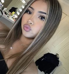 Makeup For Balayage Hair, Layer Hair Ideas, Asian Bbg Hair, Platinum Streaks In Brown Hair, Bottom Part Of Hair Dyed, Hair Colour Ideas Dark Brown, Blonde Ends On Brown Hair Ombre, Mexican Hair Dye Ideas, Before And After Blonde Balayage