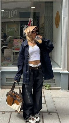 ig: sofiamcoelho Streetcore Aesthetic Outfit, Japanese Fashion Street Tokyo Style, Streetwear Flannel Outfit, Japanese Streetwear Women, Street Wear Aesthetic, Alternative Streetwear, Streetstyle Aesthetic, How To Have Style, Jae Suk